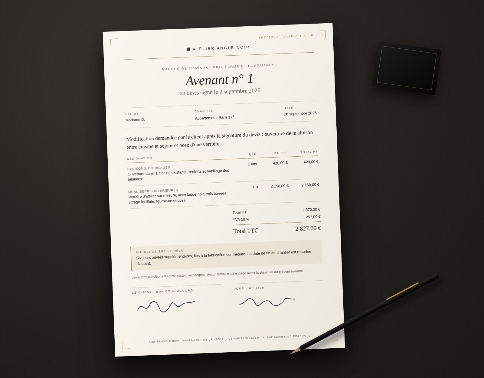 Avenant n° 1 de l'Atelier Angle Noir à un devis signé : ouverture d'une cloison et pose d'une verrière, prix ligne par ligne, incidence de six jours ouvrés sur le délai, signatures du client et de l'Atelier.