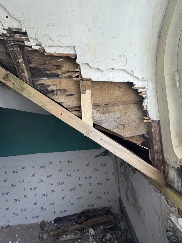 Greffe de charpente en contexte : une pièce de bois saine vient prendre le relais d'une poutre ancienne dégradée, le reste de la structure étant conservé.