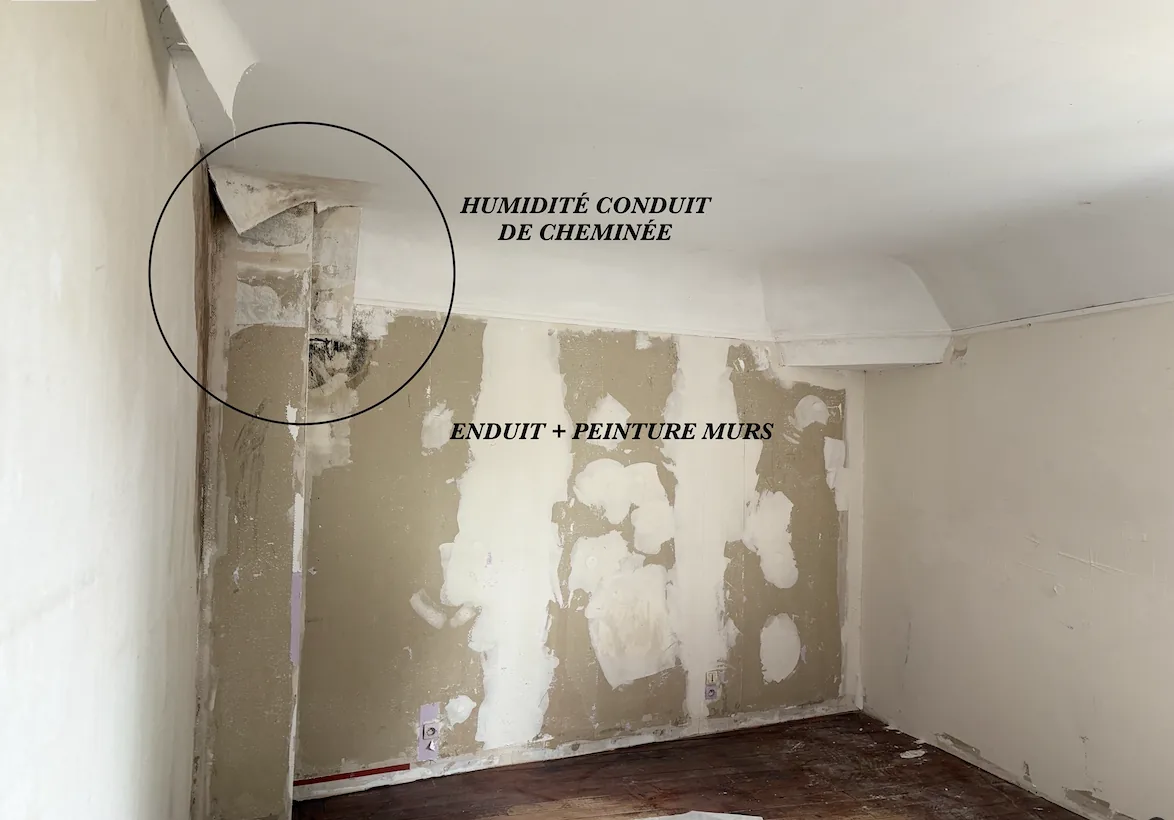 Angle d'une chambre de manoir marqué par l'humidité du conduit de cheminée, murs préparés à l'enduit avant peinture.