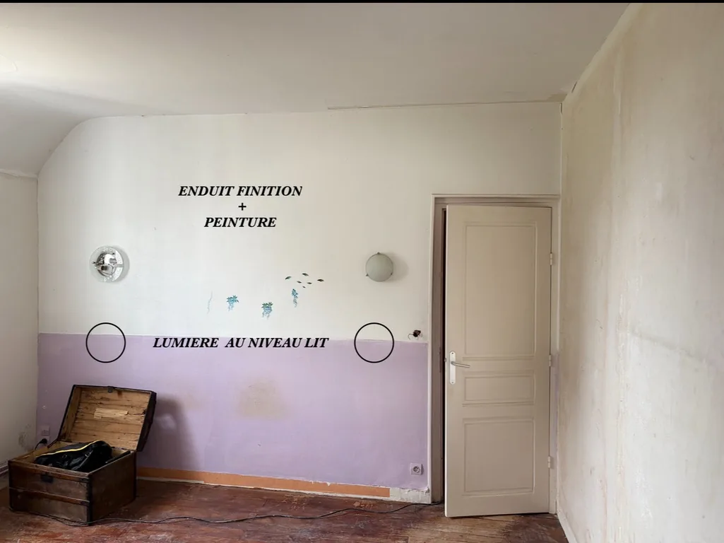Mur de chambre en préparation avec annotations de chantier : enduit de finition, peinture, et emplacement de la lumière au niveau du lit.