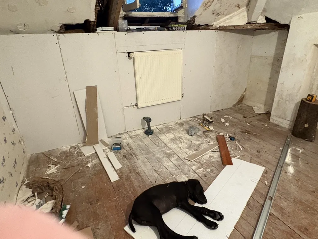 Chambre d'enfant de manoir en démolition, sol et murs mis à nu