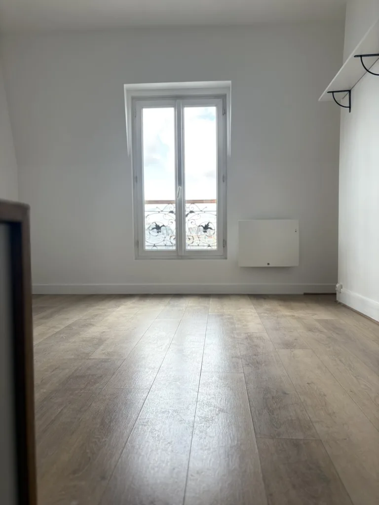 Studio rénové à Batignolles, Paris 17e : mur de façade isolé, radiateur neuf, parquet