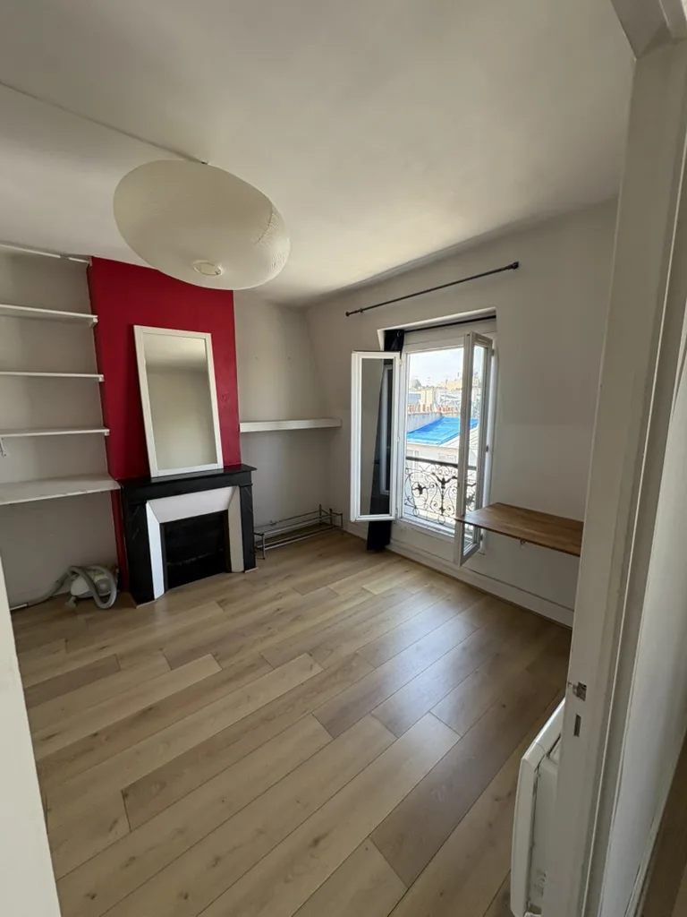 La pièce avant travaux, cheminée et mur rouge