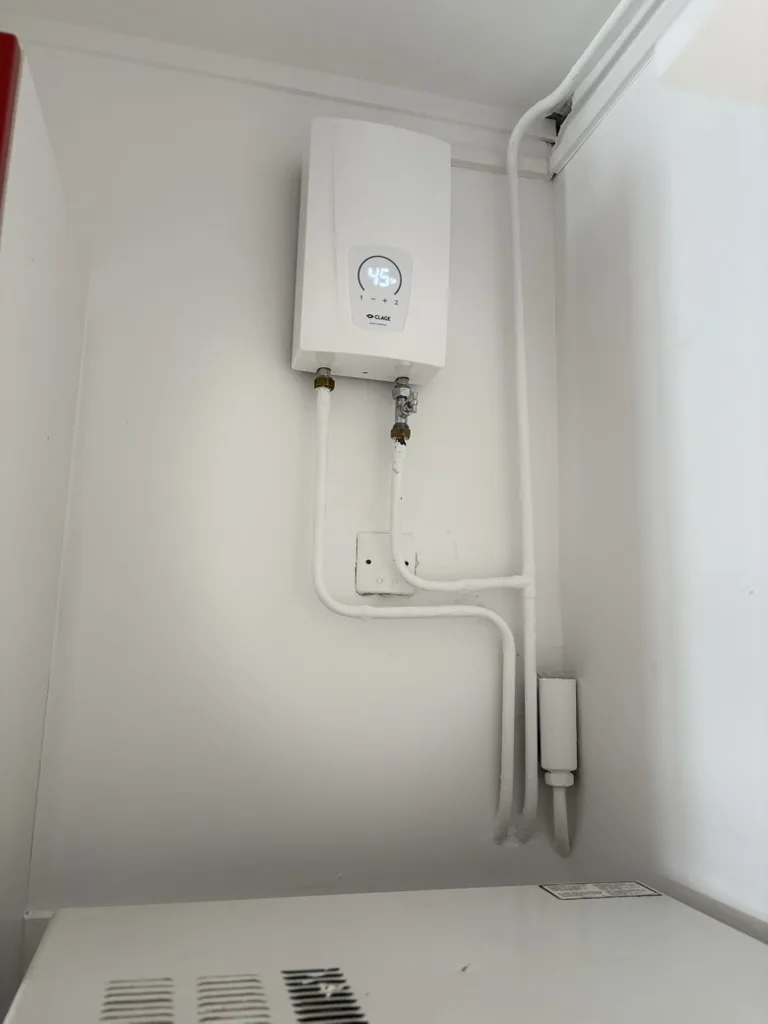 Chauffe-eau électrique instantané neuf, raccordements repris